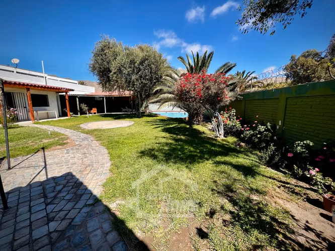 Espectacular Casa 5H + 4B con Gran Terreno y Piscina en Copiapó