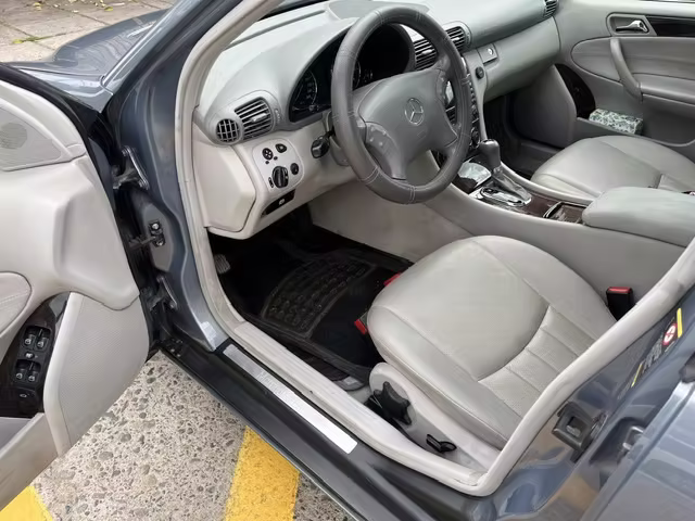Venta automovil Sedan Mercedes Benz C230 año  kilometros