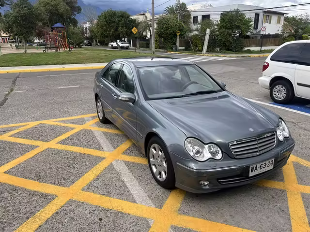 Venta automovil Sedan Mercedes Benz C230 año  kilometros
