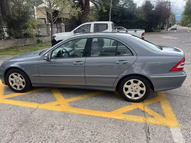 Venta automovil Sedan Mercedes Benz C230 año  kilometros