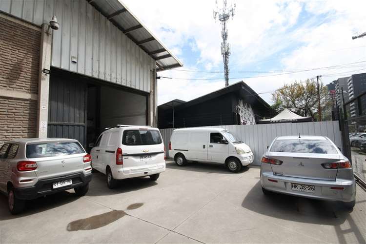 Bodega con oficinas, acceso independiente y estacionamientos