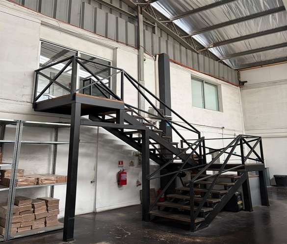 Bodega con oficinas, acceso independiente y estacionamientos