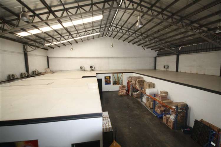 Bodega con oficinas, acceso independiente y estacionamientos