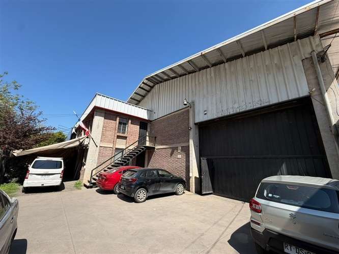 Bodega con oficinas, acceso independiente y estacionamientos