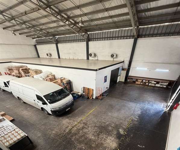 Bodega con oficinas, acceso independiente y estacionamientos