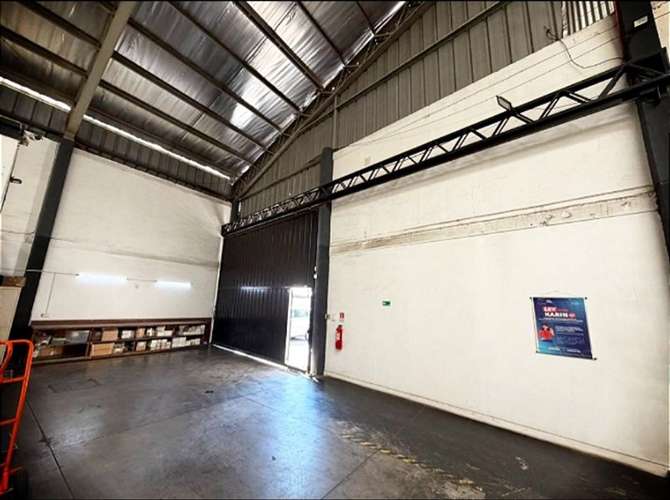 Bodega con oficinas, acceso independiente y estacionamientos