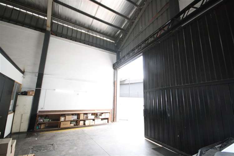 Bodega con oficinas, acceso independiente y estacionamientos