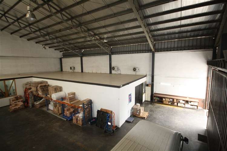 Bodega con oficinas, acceso independiente y estacionamientos