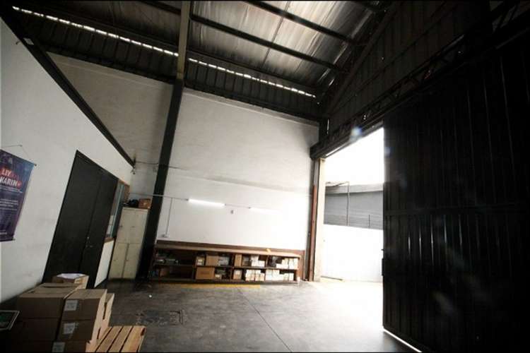 Bodega con oficinas, acceso independiente y estacionamientos