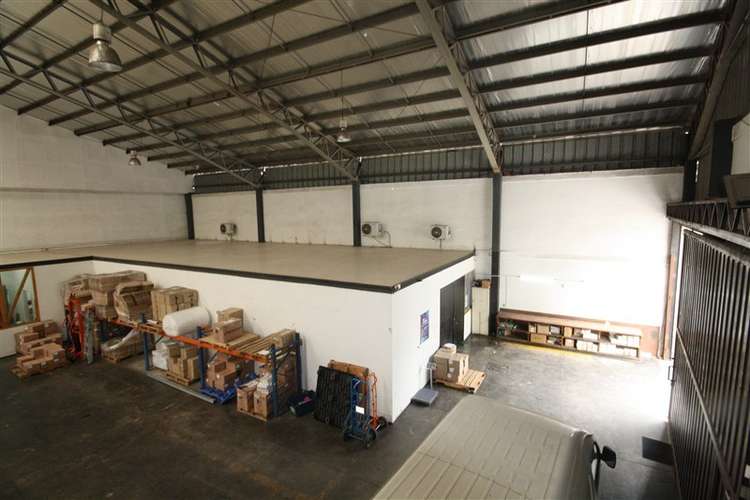 Bodega con oficinas, acceso independiente y estacionamientos