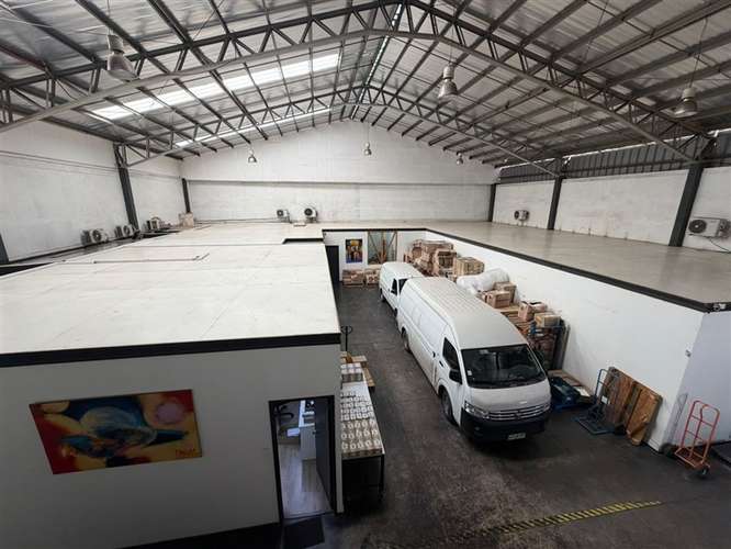 Bodega con oficinas, acceso independiente y estacionamientos