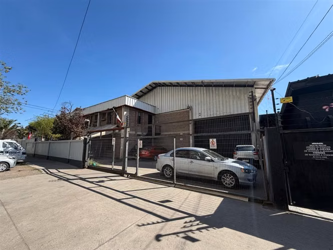 Bodega con oficinas, acceso independiente y estacionamientos