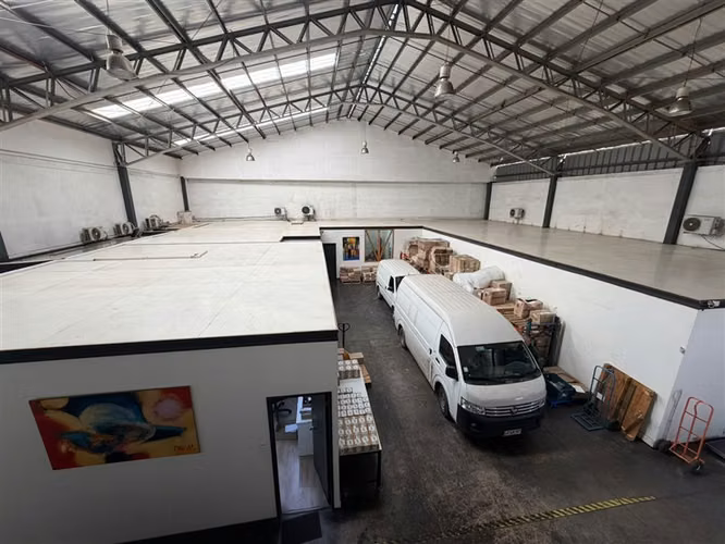 Bodega con oficinas, acceso independiente y estacionamientos