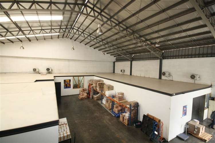 Bodega con oficinas, acceso independiente y estacionamientos