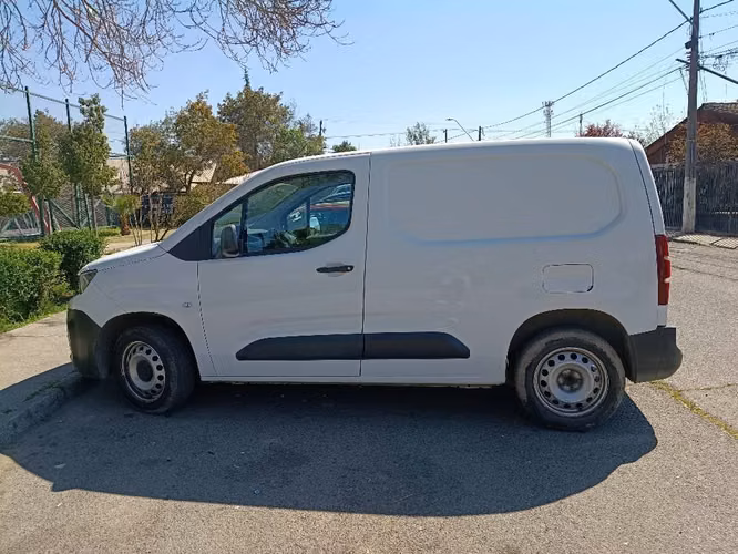 Peugeot Partner 2020, exelente estado - Imagen 5