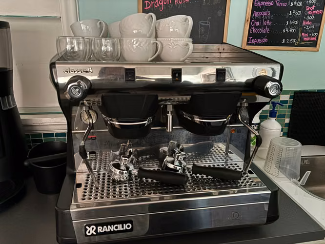 Se vende cafetera y molinillo poco uso