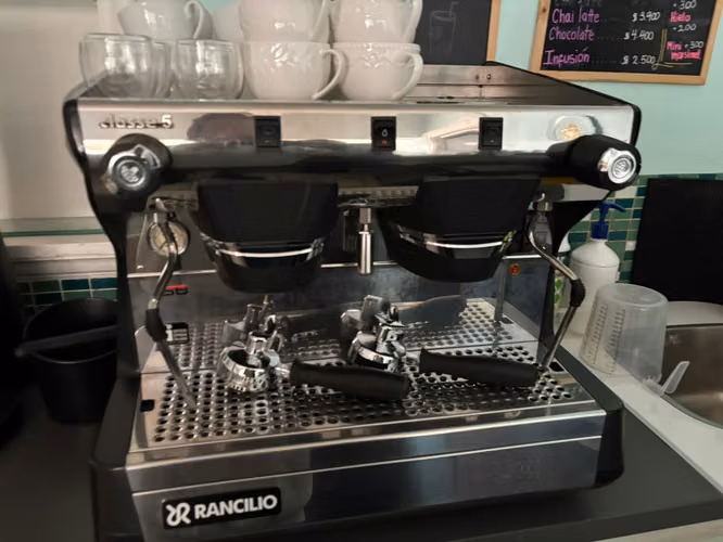 Se vende cafetera y molinillo poco uso - Imagen 2