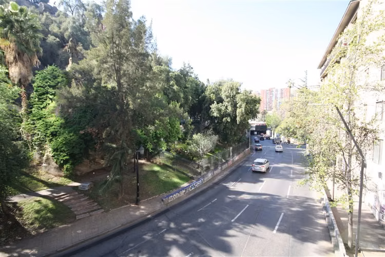 Oficina sector Metro Santa Lucia de vista panorámica oriente - Imagen 4