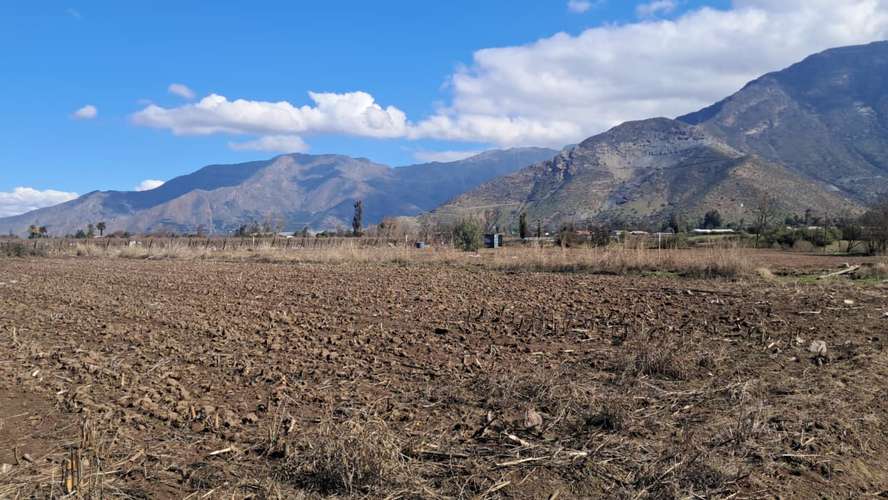 A pasos de Escuela Salesiana Catemu y calle principal/ Agua y factibilidad de luz