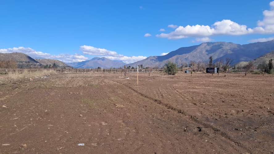 A pasos de Escuela Salesiana Catemu y calle principal/ Agua y factibilidad de luz