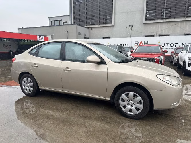 Hyundai Elantra 1.6 GLS 4X2 HD AC MT 4P. 2010 - Imagen 2