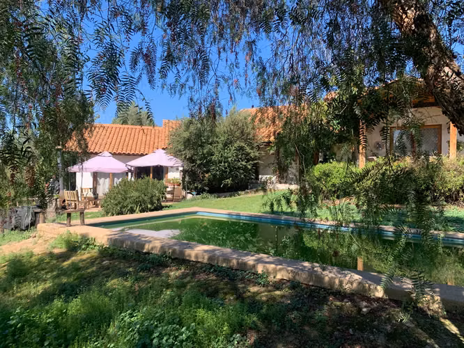 Hacienda Rinconada: casa de estilo Chilena rodeada de jardines