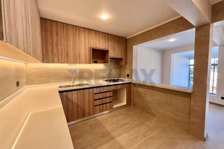 Se arriendo renovada casa en recreo