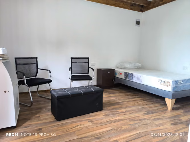 Arriendo apartamento de un ambiente con balcón en Yerbas Buenas - Imagen 5