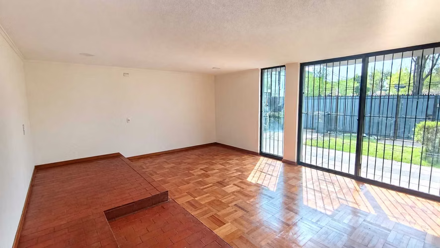 Amplia casa con excelente conectividad (183609)