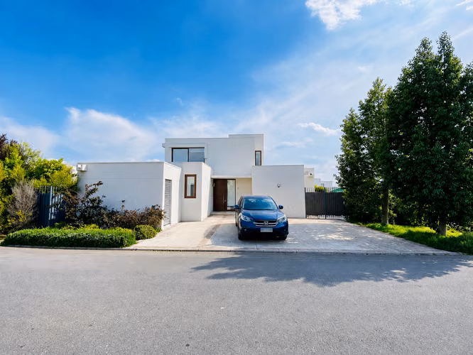 ARRIENDO ESPECTACULAR CASA PIEDRA ROJA 3D, 3B + SERVICIO + BODEGA