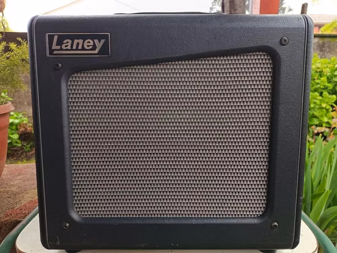 Laney CUB-SUPER12 15W valvular + footswitch – Excelente estado