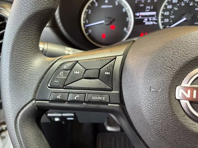 Nissan Versa 1.6 SENSE 4X2 MT 4P 2025 - Imagen 13