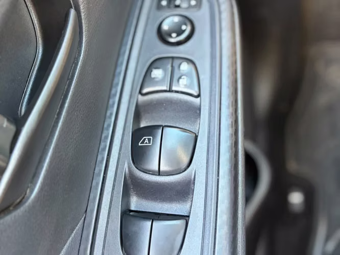 Nissan Versa 1.6 SENSE 4X2 MT 4P 2025 - Imagen 17