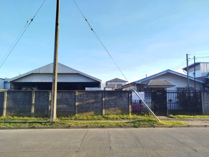 SE VENDE TERRENO DE 300 m2.  CON DOS CASAS DE, EN SECTOR BARRIOS BAJOS, VALDIVIA