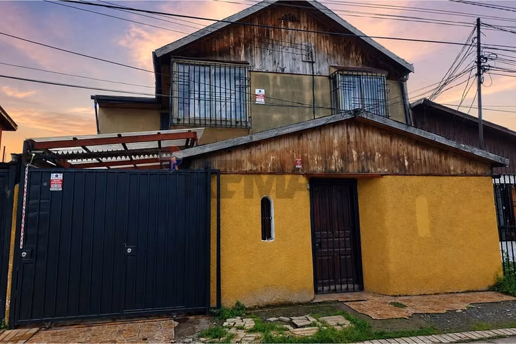 Acogedora casa de 2 pisos en maipú