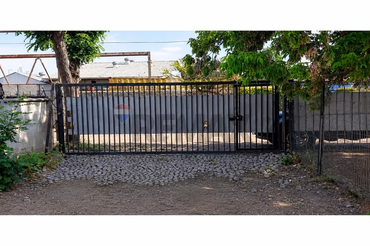 Propiedad con gran terreno y galpón en huechuraba