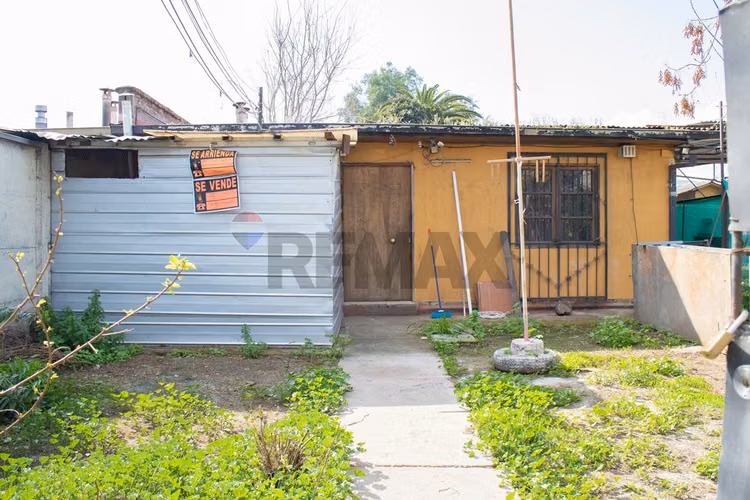 Propiedad con gran terreno y galpón en huechuraba