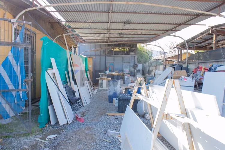 Propiedad con gran terreno y galpón en huechuraba