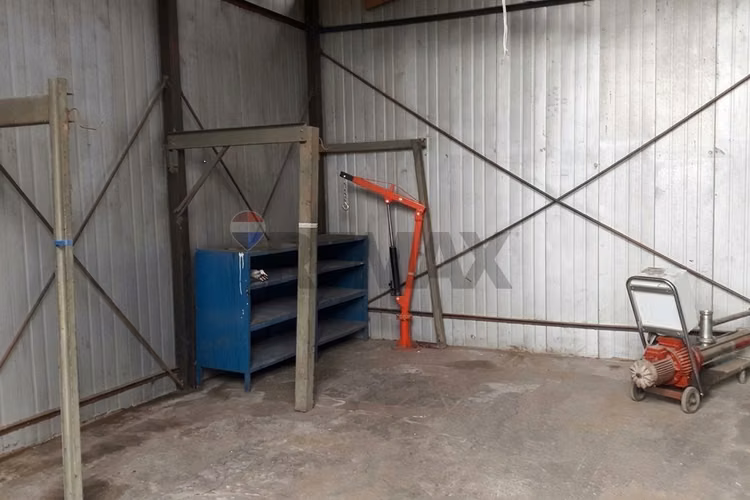 Propiedad con gran terreno y galpón en huechuraba