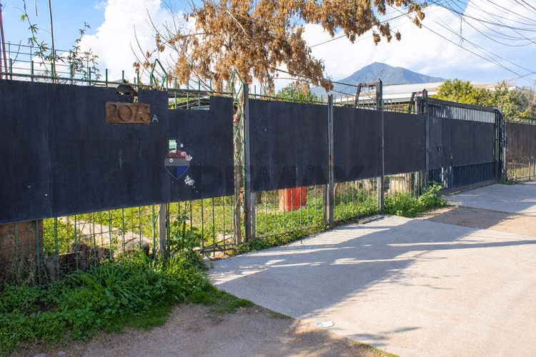 Propiedad con gran terreno y galpón en huechuraba
