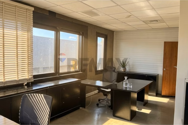 Galpón industrial con oficinas en lampa.