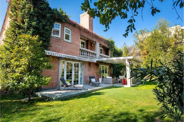 Venta casa inglesa 5d + estar + escritorio