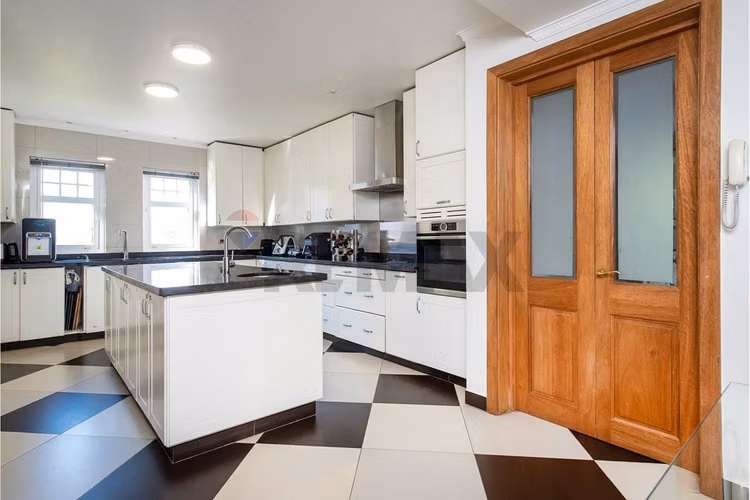 Venta casa inglesa 5d + estar + escritorio - Imagen 12