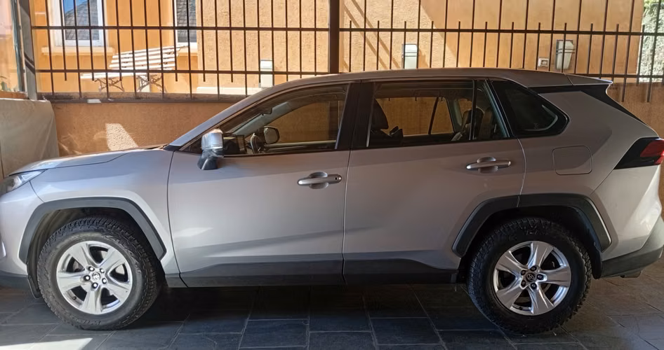 Toyota RAV4 2021, versión LE 2.0 - Imagen 2