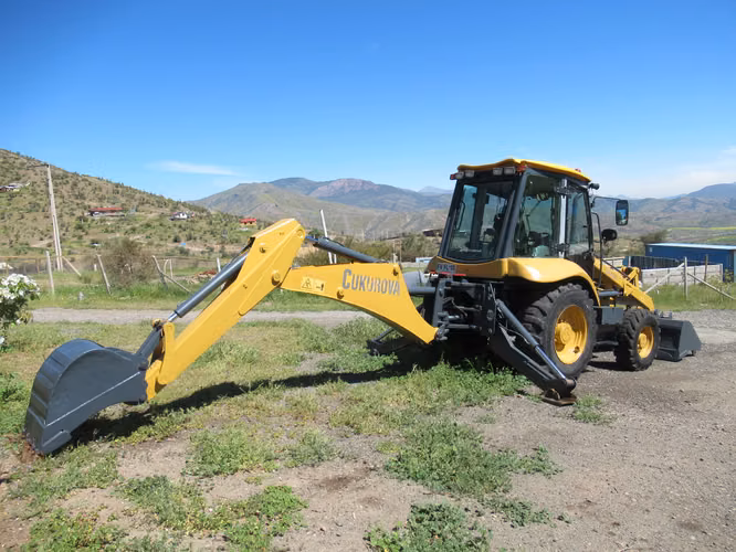 VENTA DE RETROEXCAVADORA CUKUROVA 880 AÑO 2013