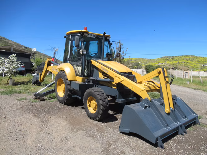 VENTA DE RETROEXCAVADORA CUKUROVA 880 AÑO 2013