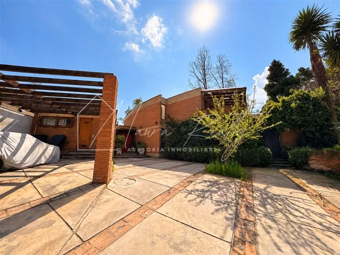AMPLIA CASA 810M DE TERRENO CON PISCINA EN CONDOMINIO