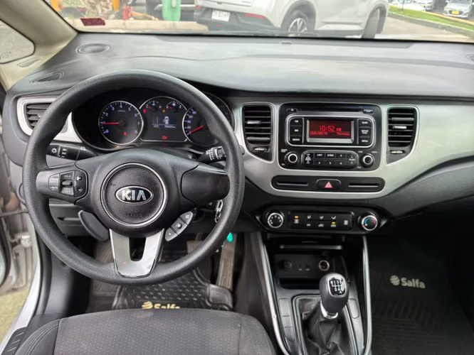 Kia Carens 2.0 EX DAB ABS AC MT 2015