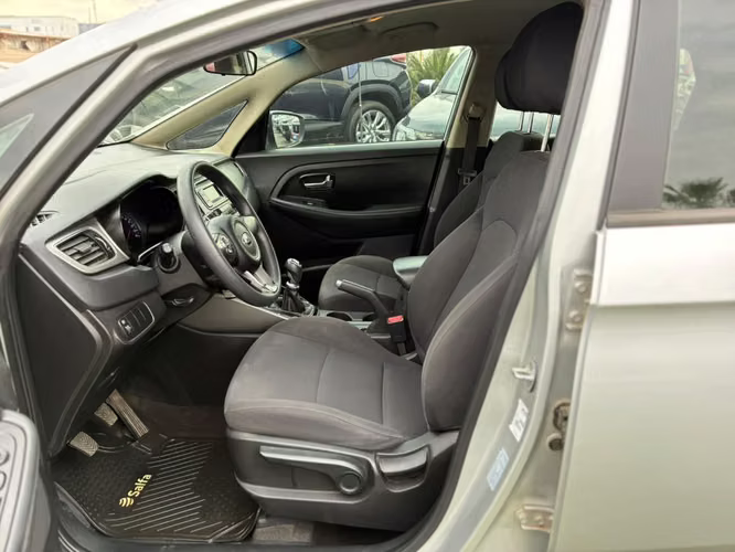 Kia Carens 2.0 EX DAB ABS AC MT 2015