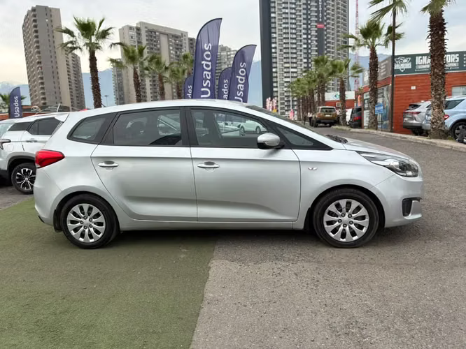Kia Carens 2.0 EX DAB ABS AC MT 2015